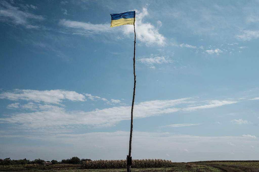 当地时间2022年9月18日，乌克兰哈尔科夫地区，特罗伊茨克村的入口处悬挂着乌克兰国旗。本文图片均为 人民视觉 图