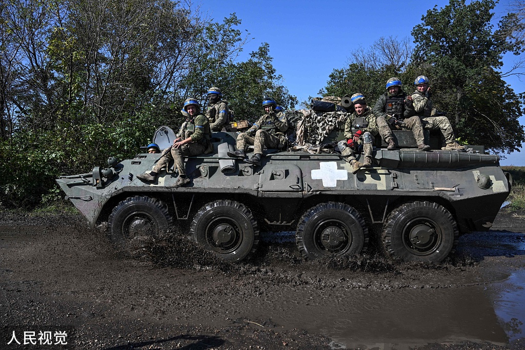 当地时间2022年9月17日，乌克兰Novoselivka，乌克兰士兵坐在步兵战车上。