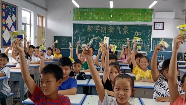 小学老师连续4年送全班学生开学礼 他们都像我的孩子一样 手机新浪网