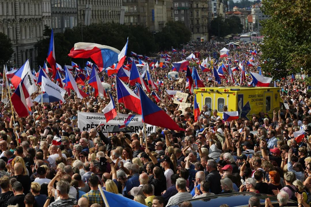 捷克民众举行示威，反对政府亲西方立场。