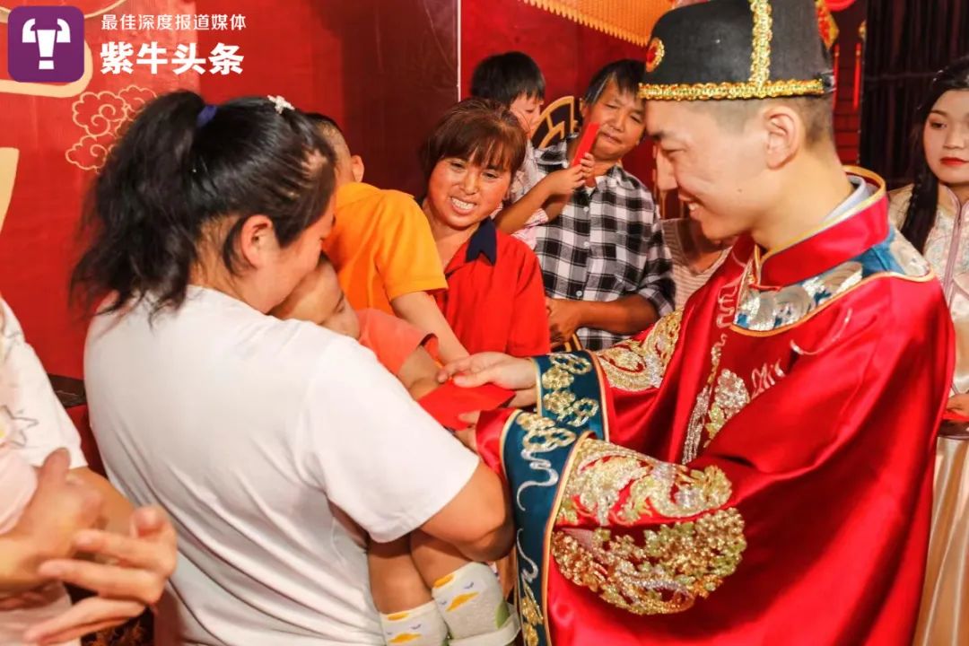 【紫牛头条】12年前报道过的脑瘫小伙结婚了！还现场资助了10名儿童休闲区蓝鸢梦想 - Www.slyday.coM
