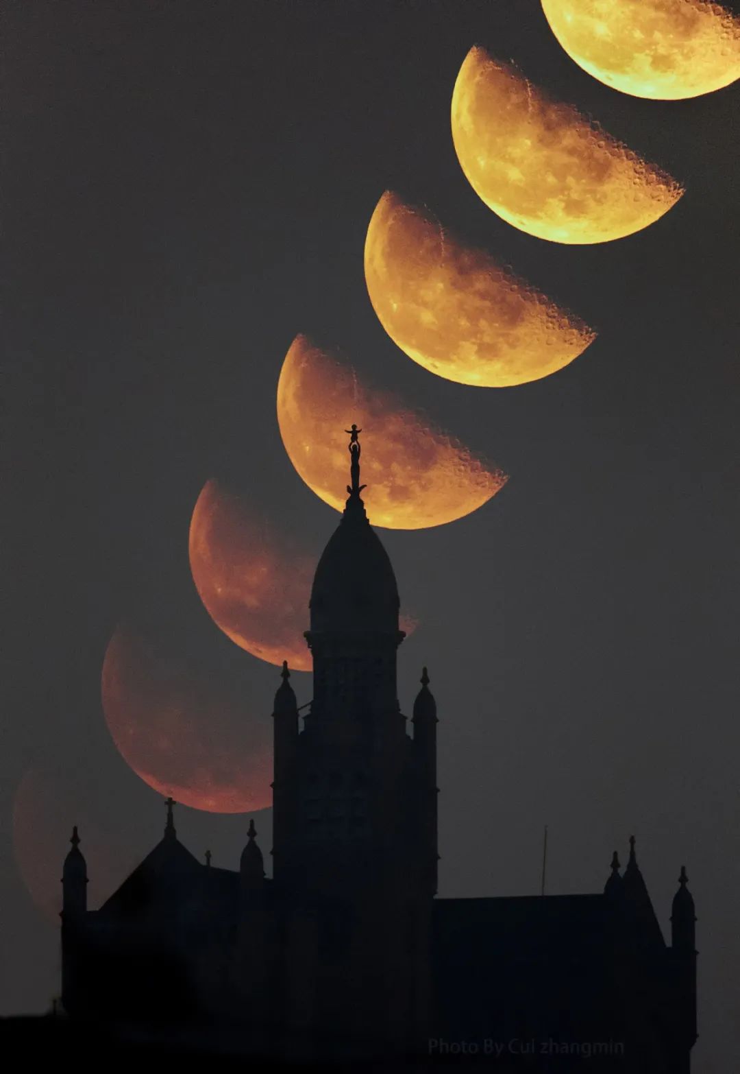 半月升夜空中国