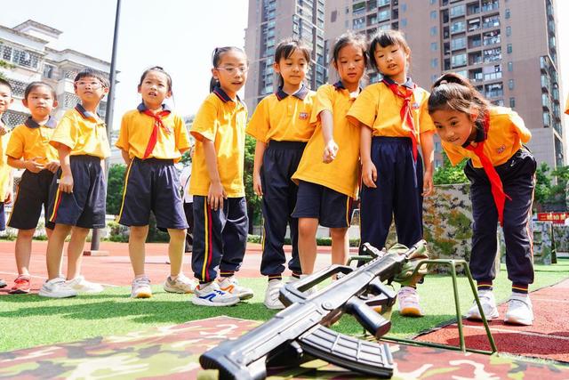 国防教育从娃娃抓起 佛山禅城区小学生上了一堂“国防安全课”休闲区蓝鸢梦想 - Www.slyday.coM