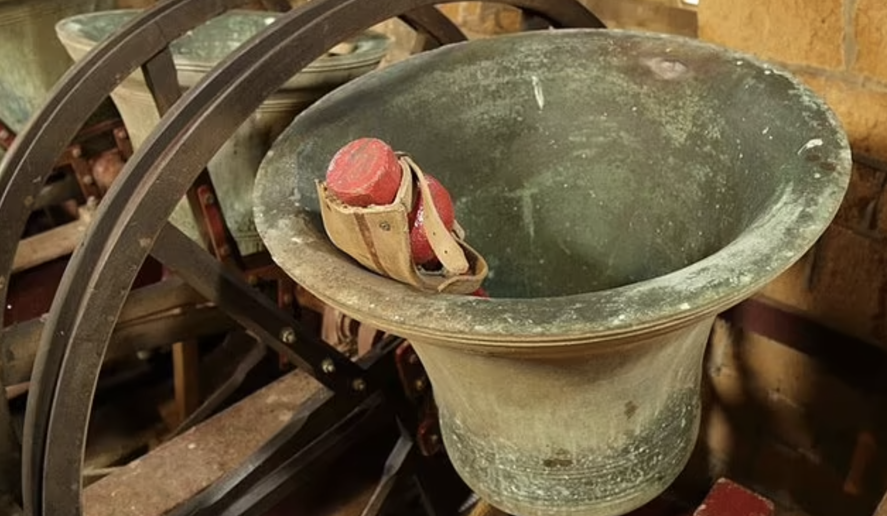 在鈴舌兩側加上皮革厚墊，使鍾聲低沉。