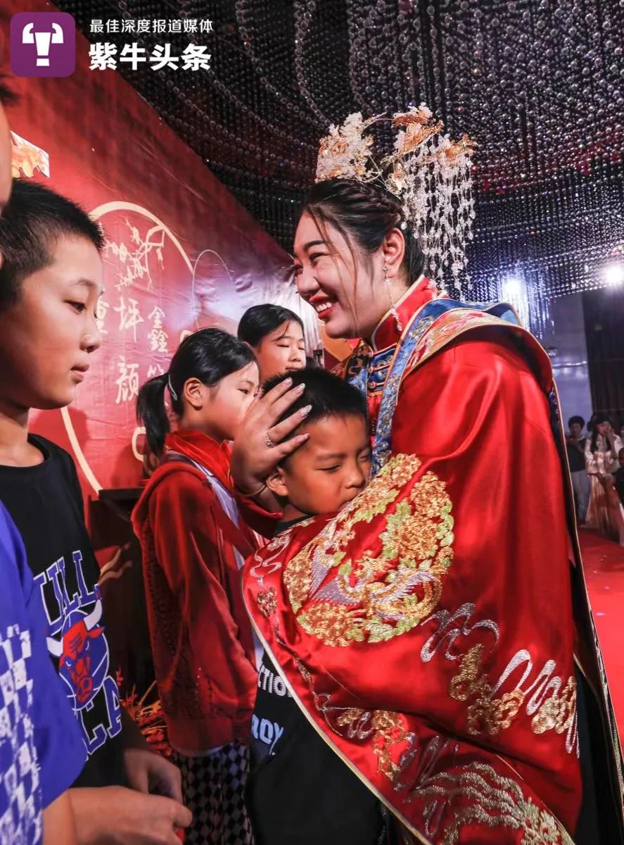 【紫牛头条】12年前报道过的脑瘫小伙结婚了！还现场资助了10名儿童休闲区蓝鸢梦想 - Www.slyday.coM