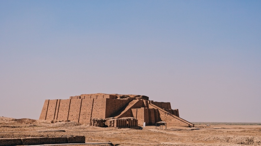 乌尔遗址的塔庙乌尔遗址以其巨大的塔庙闻名于世.