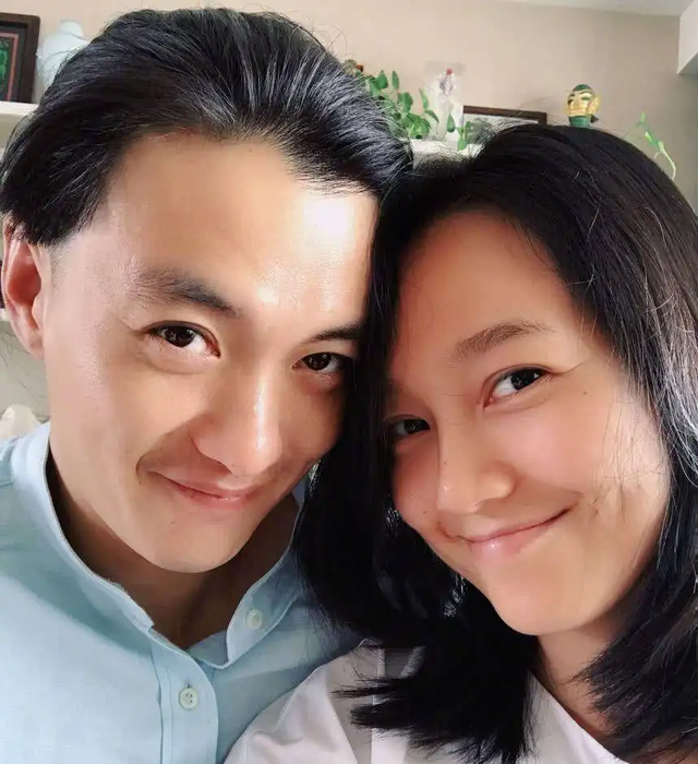 朱丹携俩娃出游,身材苗条低调无人识,4岁女儿戴眼镜身高出众|朱丹|周一围|女儿_新浪新闻