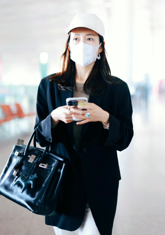 富婆王鸥拎13万包走机场！手上戴大宝石戒指，素颜眼睛无神显疲惫（组图） - 1