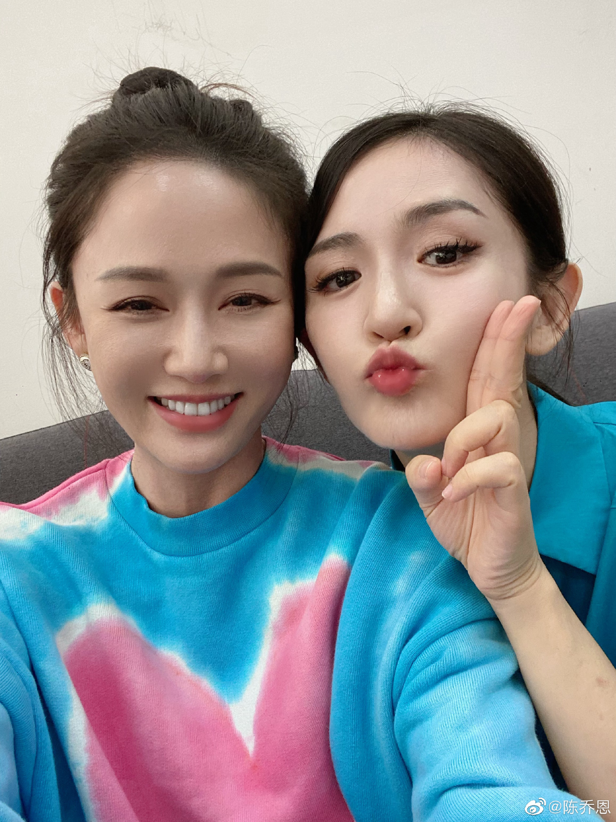陈乔恩探班谢娜晒相拥合照 贴脸比耶感情好|比耶|陈乔恩|谢娜_新浪