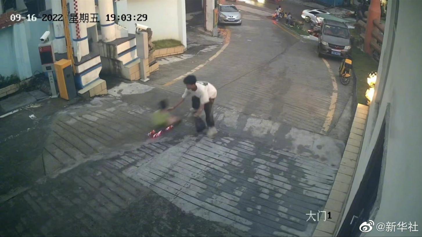 拦抱失控滑板男童的少年获见义勇为奖，男童家人送来锦旗休闲区蓝鸢梦想 - Www.slyday.coM