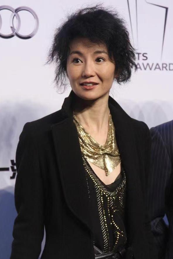 "57岁张曼玉不服老",穿黑色大衣配长筒靴亮相,巨星气场无敌了|大衣