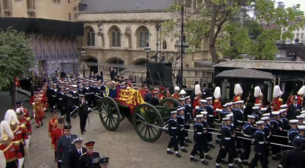 馬容易受驚，於是改用人來拉靈柩。&nbsp; 視頻截圖