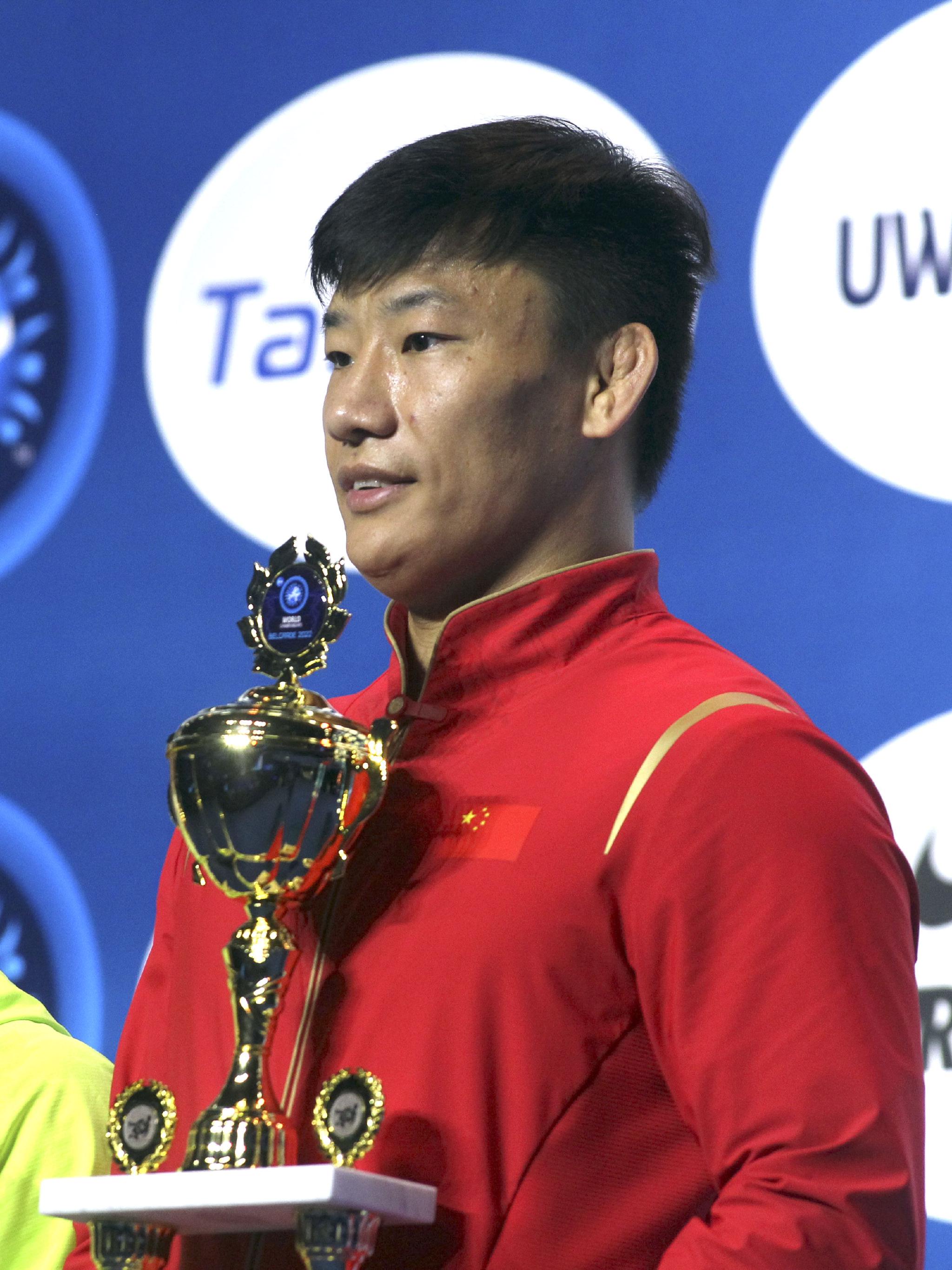 9月15日,中国队教练张崇瑶代表中国女队领取团体积分第三名奖杯.