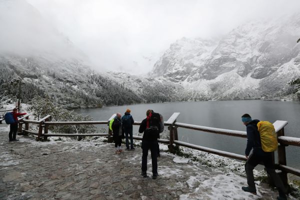 18日，波兰塔特拉山迎来降雪。（欧洲新闻图片社）