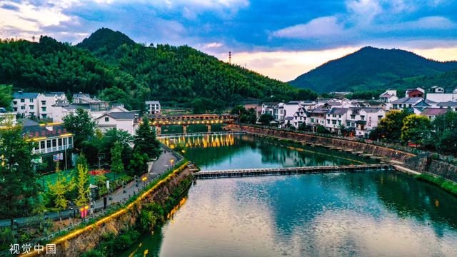杭州:航拍落日时分的下姜村 山村美景旖旎