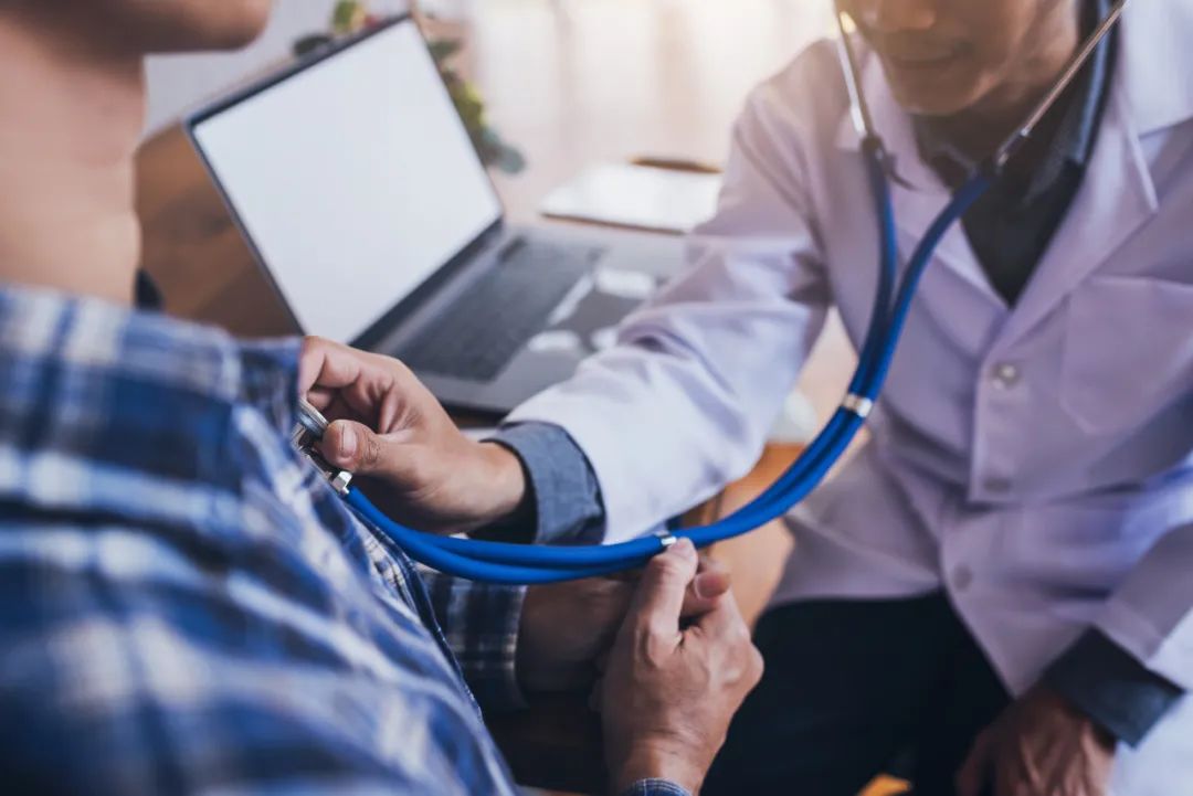 主要的体检项目包括,血压,血脂,血糖,肝肾功,b超,x线(胸片)等检查.