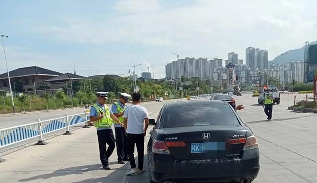 以为是套牌，没想到司机还无证，车内还藏有……休闲区蓝鸢梦想 - Www.slyday.coM