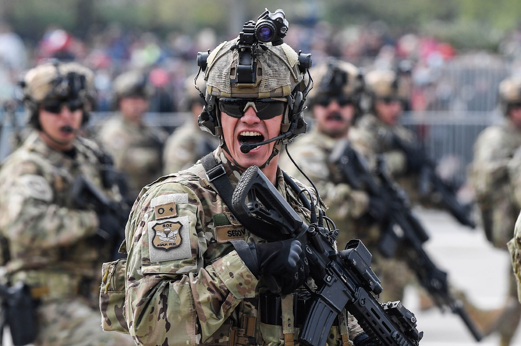 9月19日,在智利首都圣地亚哥,陆军山地师士兵在阅兵式上列队行进.