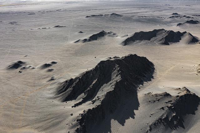 地球上最像月球的地方 航拍青海海西冷湖镇黑独山|青海省_新浪财经