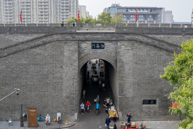 西安恢复古城墙4座城门门楣标识__财经头条