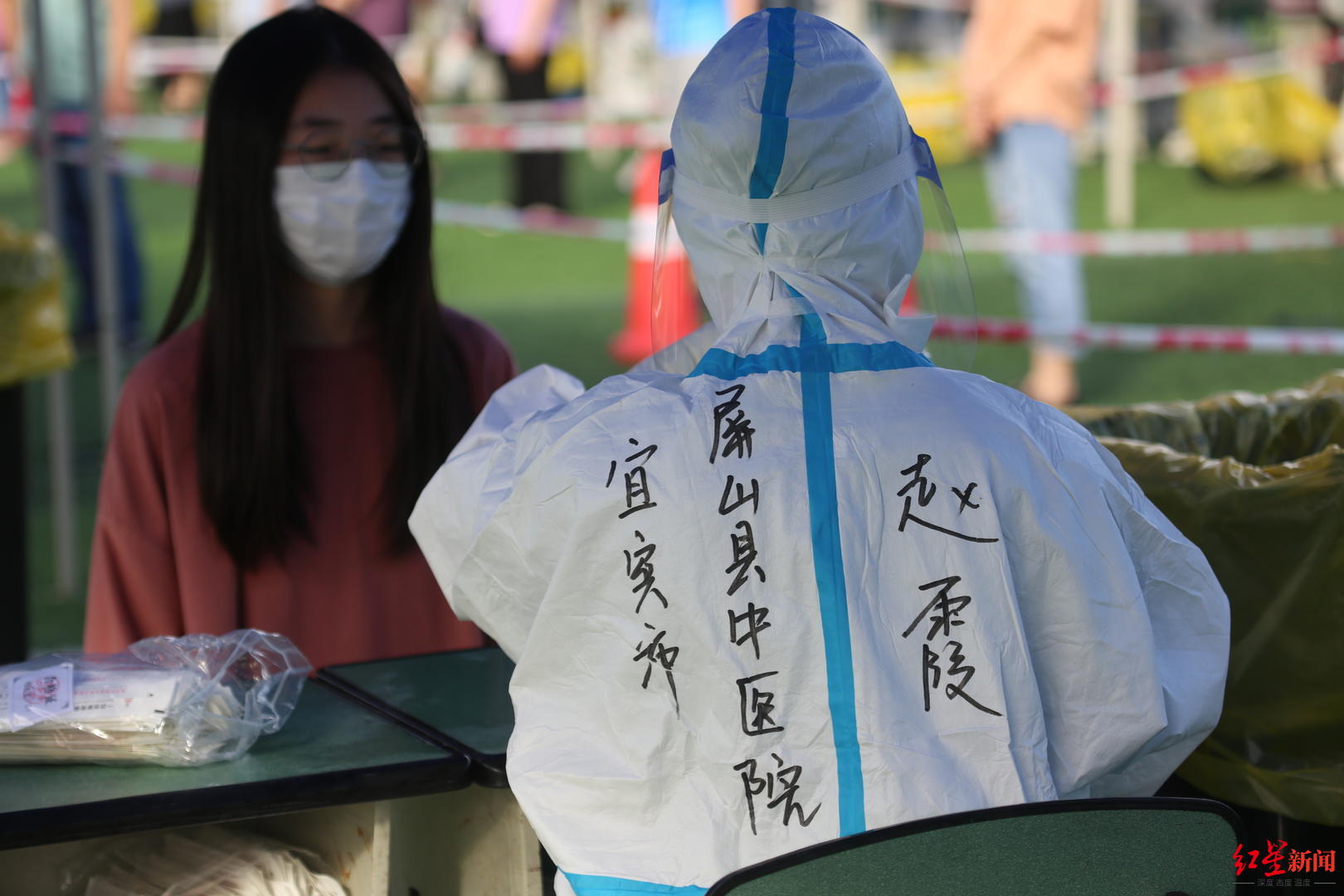 谢谢你，宜宾！来成都第一天，她冒雨走遍11个村，上门采集核酸样本休闲区蓝鸢梦想 - Www.slyday.coM