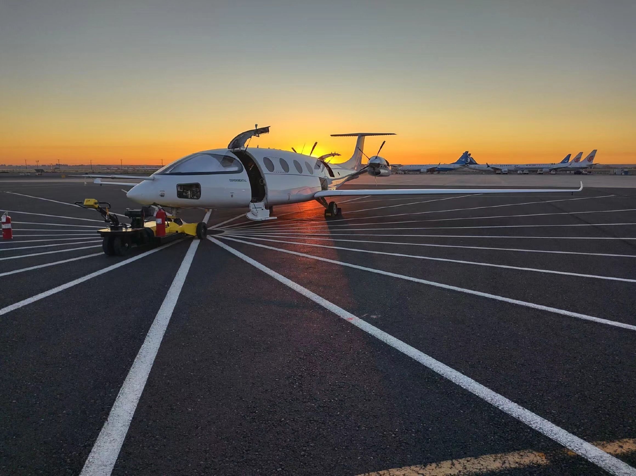 机票要降价了电动飞机alice完成滑行测试预计五年内载客