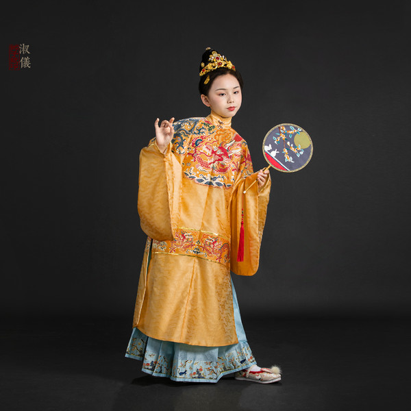 论人类幼崽能有多可爱，萌娃穿汉服坐地铁萌到心化！小朋友可以穿汉服吗？休闲区蓝鸢梦想 - Www.slyday.coM