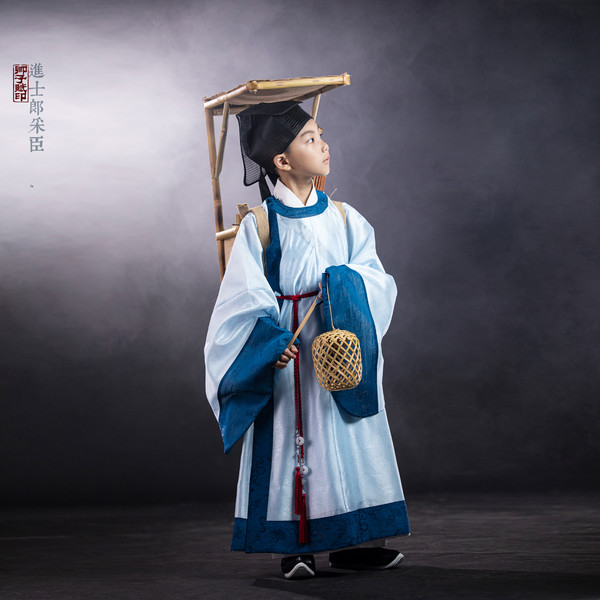 论人类幼崽能有多可爱，萌娃穿汉服坐地铁萌到心化！小朋友可以穿汉服吗？休闲区蓝鸢梦想 - Www.slyday.coM