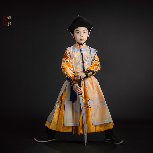 论人类幼崽能有多可爱，萌娃穿汉服坐地铁萌到心化！小朋友可以穿汉服吗？休闲区蓝鸢梦想 - Www.slyday.coM