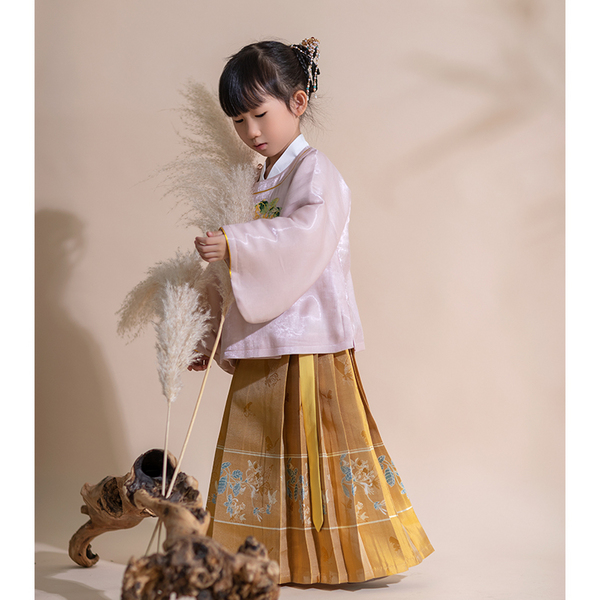 论人类幼崽能有多可爱，萌娃穿汉服坐地铁萌到心化！小朋友可以穿汉服吗？休闲区蓝鸢梦想 - Www.slyday.coM