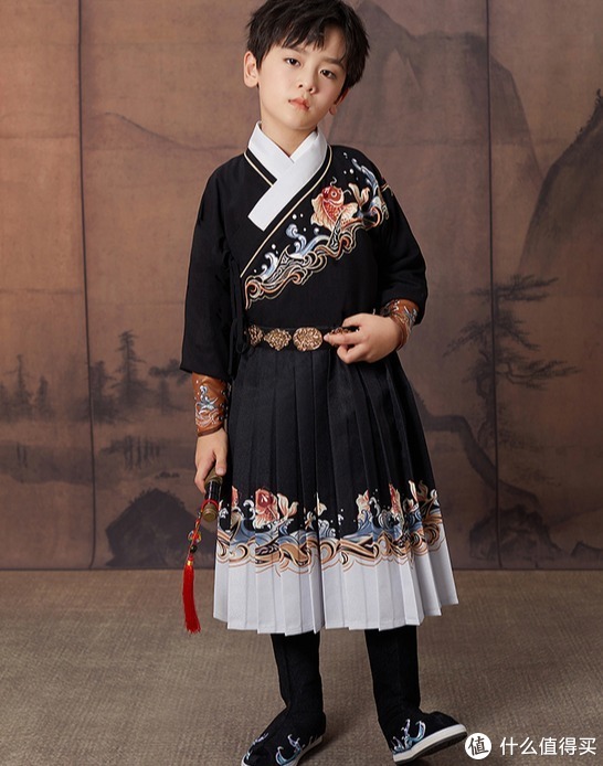 论人类幼崽能有多可爱，萌娃穿汉服坐地铁萌到心化！小朋友可以穿汉服吗？休闲区蓝鸢梦想 - Www.slyday.coM