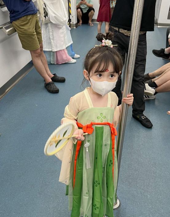 论人类幼崽能有多可爱，萌娃穿汉服坐地铁萌到心化！小朋友可以穿汉服吗？休闲区蓝鸢梦想 - Www.slyday.coM
