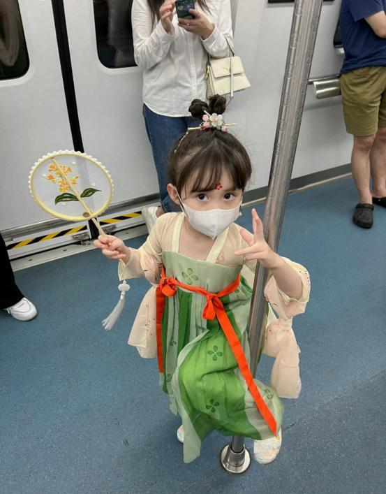 论人类幼崽能有多可爱，萌娃穿汉服坐地铁萌到心化！小朋友可以穿汉服吗？休闲区蓝鸢梦想 - Www.slyday.coM