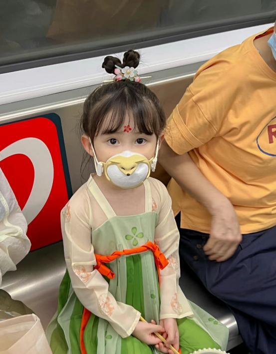 论人类幼崽能有多可爱，萌娃穿汉服坐地铁萌到心化！小朋友可以穿汉服吗？休闲区蓝鸢梦想 - Www.slyday.coM