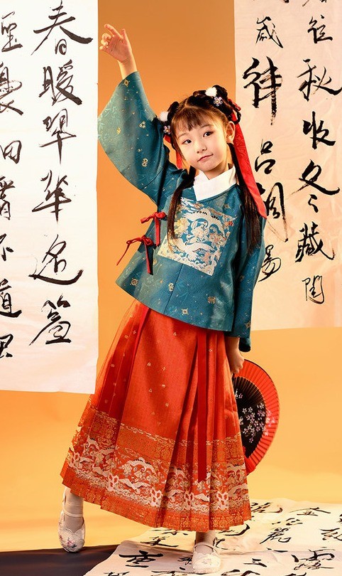 论人类幼崽能有多可爱，萌娃穿汉服坐地铁萌到心化！小朋友可以穿汉服吗？休闲区蓝鸢梦想 - Www.slyday.coM