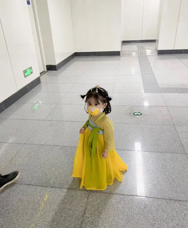 论人类幼崽能有多可爱，萌娃穿汉服坐地铁萌到心化！小朋友可以穿汉服吗？休闲区蓝鸢梦想 - Www.slyday.coM