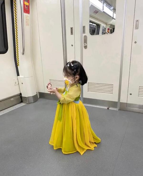 论人类幼崽能有多可爱，萌娃穿汉服坐地铁萌到心化！小朋友可以穿汉服吗？休闲区蓝鸢梦想 - Www.slyday.coM
