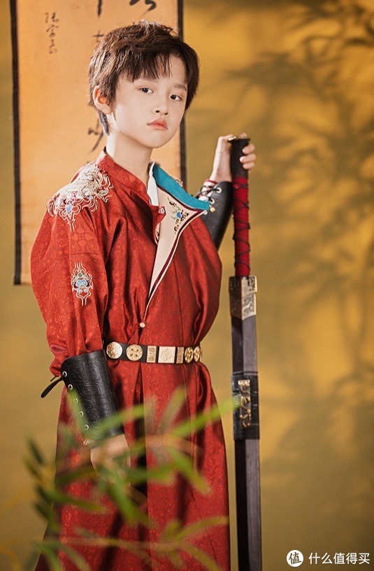 论人类幼崽能有多可爱，萌娃穿汉服坐地铁萌到心化！小朋友可以穿汉服吗？休闲区蓝鸢梦想 - Www.slyday.coM