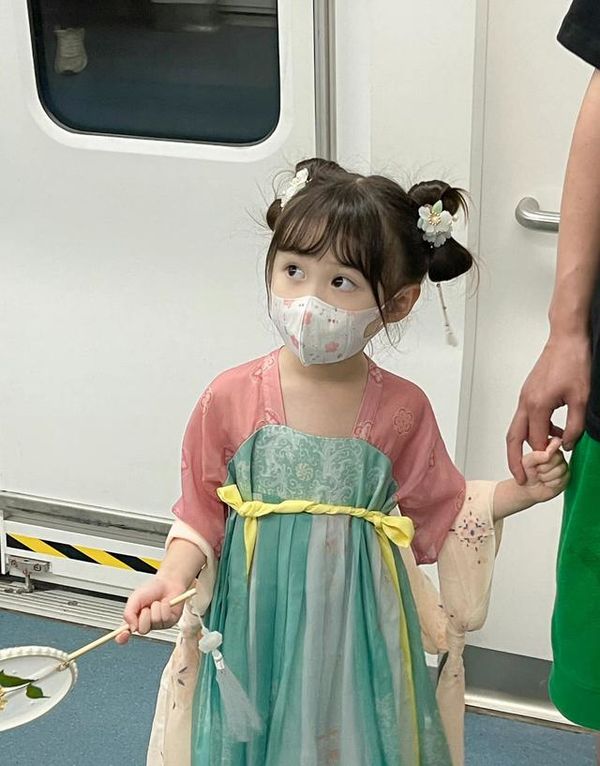 论人类幼崽能有多可爱，萌娃穿汉服坐地铁萌到心化！小朋友可以穿汉服吗？休闲区蓝鸢梦想 - Www.slyday.coM