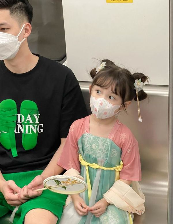 论人类幼崽能有多可爱，萌娃穿汉服坐地铁萌到心化！小朋友可以穿汉服吗？休闲区蓝鸢梦想 - Www.slyday.coM