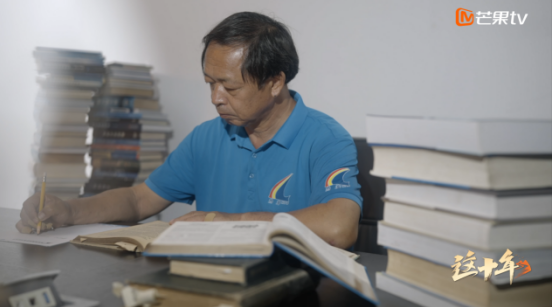 做海洋园丁守护一片海，芒果TV微纪录片《这十年》讲述“珊瑚爸爸”陈宏的故事休闲区蓝鸢梦想 - Www.slyday.coM