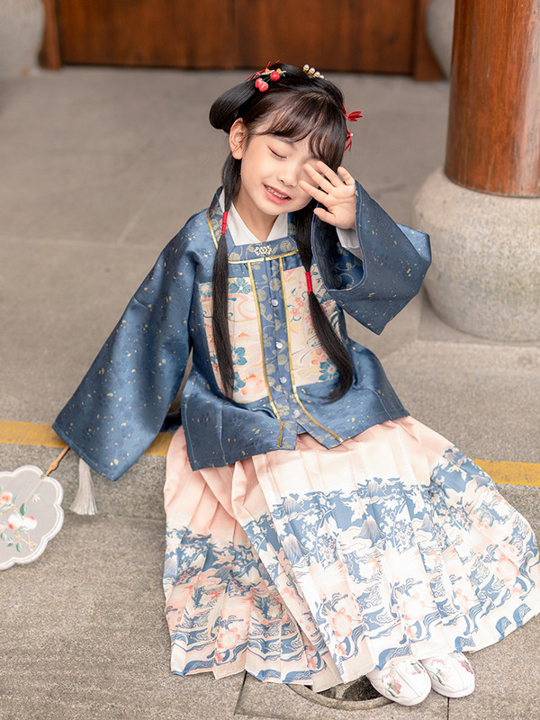 论人类幼崽能有多可爱，萌娃穿汉服坐地铁萌到心化！小朋友可以穿汉服吗？休闲区蓝鸢梦想 - Www.slyday.coM