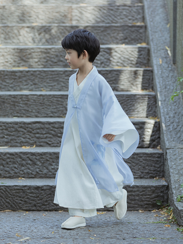 论人类幼崽能有多可爱，萌娃穿汉服坐地铁萌到心化！小朋友可以穿汉服吗？休闲区蓝鸢梦想 - Www.slyday.coM