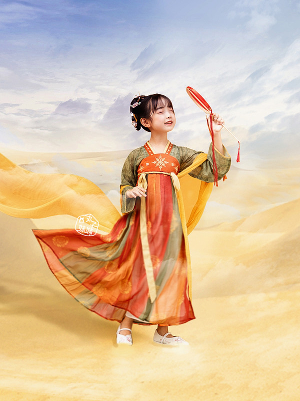 论人类幼崽能有多可爱，萌娃穿汉服坐地铁萌到心化！小朋友可以穿汉服吗？休闲区蓝鸢梦想 - Www.slyday.coM