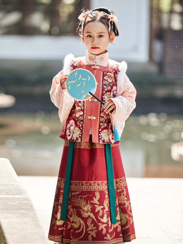 论人类幼崽能有多可爱，萌娃穿汉服坐地铁萌到心化！小朋友可以穿汉服吗？休闲区蓝鸢梦想 - Www.slyday.coM