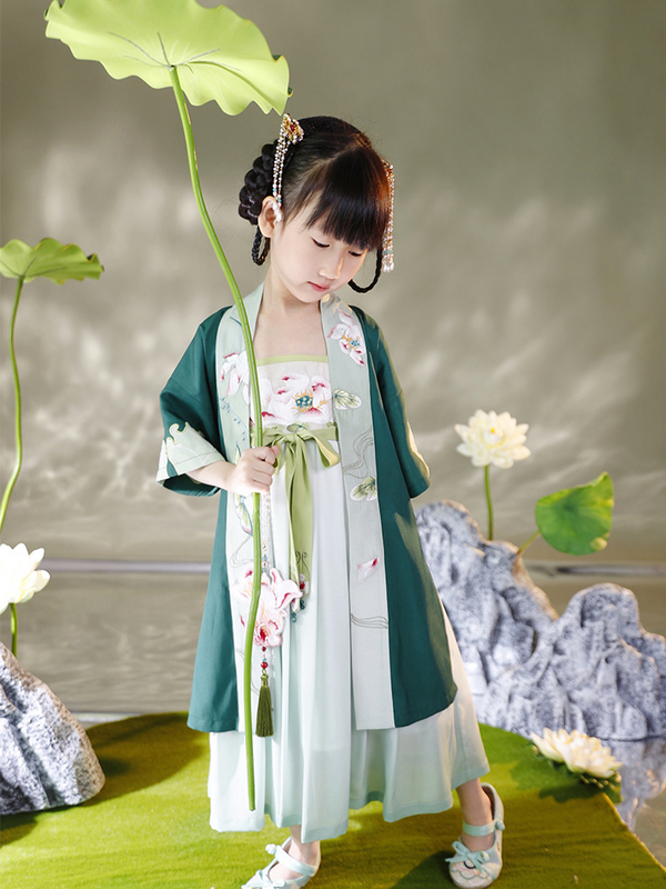 论人类幼崽能有多可爱，萌娃穿汉服坐地铁萌到心化！小朋友可以穿汉服吗？休闲区蓝鸢梦想 - Www.slyday.coM