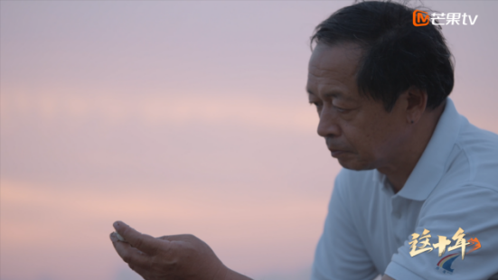 做海洋园丁守护一片海，芒果TV微纪录片《这十年》讲述“珊瑚爸爸”陈宏的故事休闲区蓝鸢梦想 - Www.slyday.coM