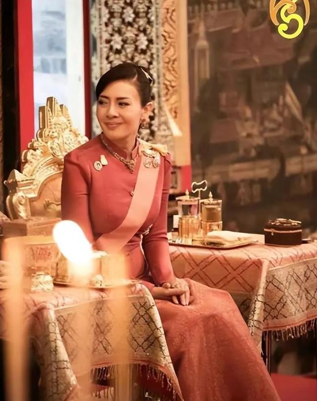 泰国绝色王妃西拉米:因与狗同食被流放,51岁仍艳压群芳|西拉米|王妃|诗妮娜_新浪新闻