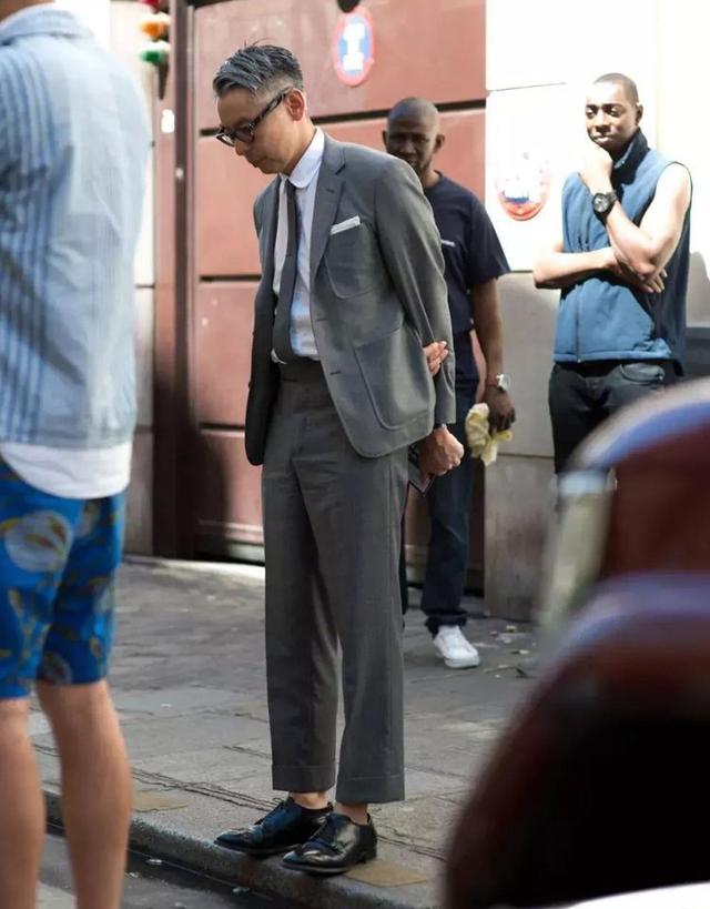 年过50、身高170，让优衣库变“潮”，他的穿搭为什么被人追捧？休闲区蓝鸢梦想 - Www.slyday.coM