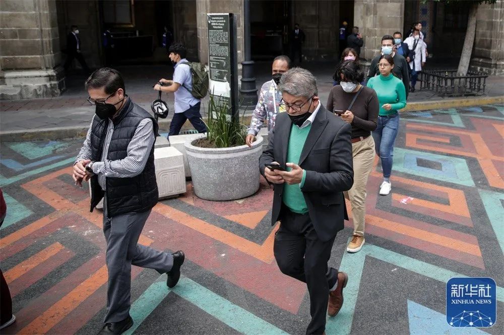 ▲9月19日，在墨西哥首都墨西哥城，人们听到地震警报后疏散到室外。新华社发（弗朗西斯科·卡涅多摄）